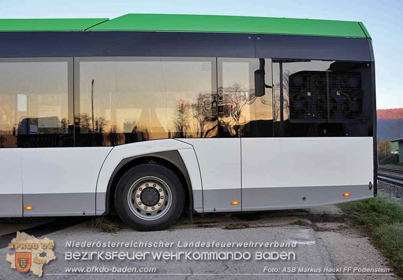 20251106_Linienbus blockiert Triestingtal Bahnstrecke  Foto: ASB Markus Hackl