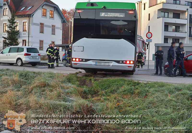 20251106_Linienbus blockiert Triestingtal Bahnstrecke  Foto: ASB Markus Hackl