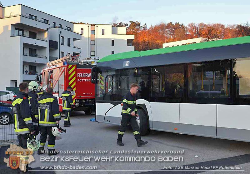 20251106_Linienbus blockiert Triestingtal Bahnstrecke  Foto: ASB Markus Hackl