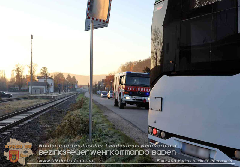 20251106_Linienbus blockiert Triestingtal Bahnstrecke  Foto: ASB Markus Hackl