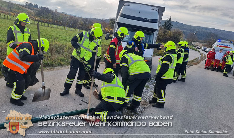 20251108_Transporter prallt gegen Straßenbeleuchtungsmast in Pfaffstätten Foto: Stefan Schneider BFKDO Baden 20251108_Transporter prallt gegen Straßenbeleuchtungsmast in Pfaffstätten Foto: Stefan Schneider BFKDO Baden