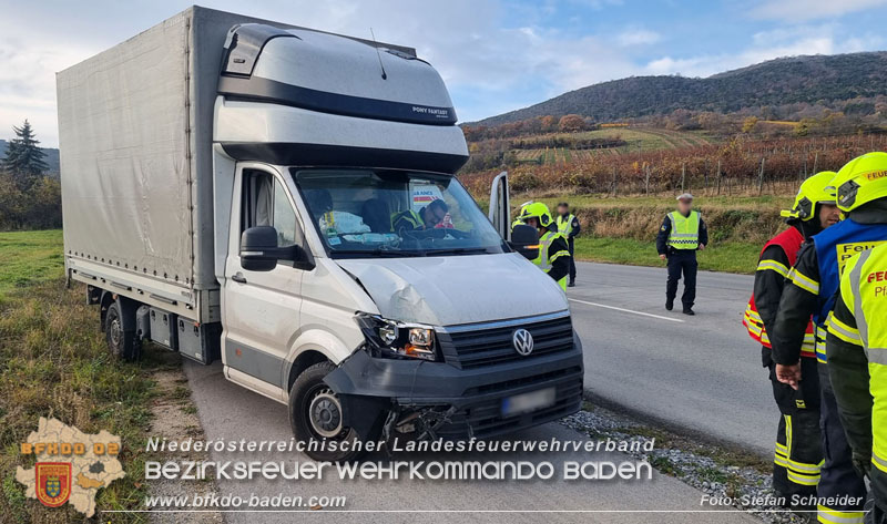 20251108_Transporter prallt gegen Straßenbeleuchtungsmast in Pfaffstätten Foto: Stefan Schneider BFKDO Baden 20251108_Transporter prallt gegen Straßenbeleuchtungsmast in Pfaffstätten Foto: Stefan Schneider BFKDO Baden