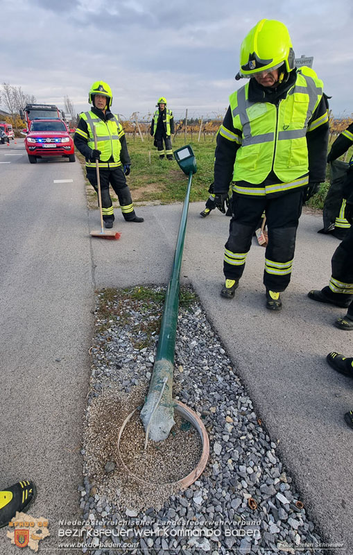 20251108_Transporter prallt gegen Straßenbeleuchtungsmast in Pfaffstätten Foto: Stefan Schneider BFKDO Baden 20251108_Transporter prallt gegen Straßenbeleuchtungsmast in Pfaffstätten Foto: Stefan Schneider BFKDO Baden