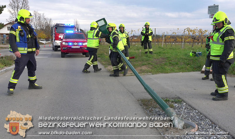 20251108_Transporter prallt gegen Straßenbeleuchtungsmast in Pfaffstätten Foto: Stefan Schneider BFKDO Baden 20251108_Transporter prallt gegen Straßenbeleuchtungsmast in Pfaffstätten Foto: Stefan Schneider BFKDO Baden