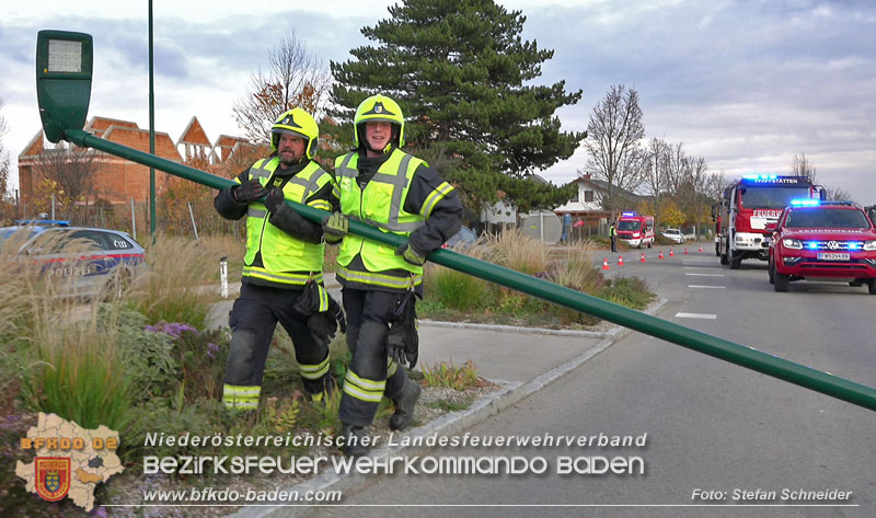 20251108_Transporter prallt gegen Straßenbeleuchtungsmast in Pfaffstätten Foto: Stefan Schneider BFKDO Baden 20251108_Transporter prallt gegen Straßenbeleuchtungsmast in Pfaffstätten Foto: Stefan Schneider BFKDO Baden