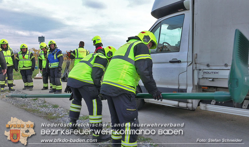 20251108_Transporter prallt gegen Straßenbeleuchtungsmast in Pfaffstätten Foto: Stefan Schneider BFKDO Baden 20251108_Transporter prallt gegen Straßenbeleuchtungsmast in Pfaffstätten Foto: Stefan Schneider BFKDO Baden