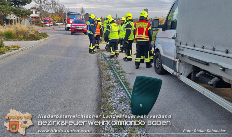 20251108_Transporter prallt gegen Straßenbeleuchtungsmast in Pfaffstätten Foto: Stefan Schneider BFKDO Baden 20251108_Transporter prallt gegen Straßenbeleuchtungsmast in Pfaffstätten Foto: Stefan Schneider BFKDO Baden