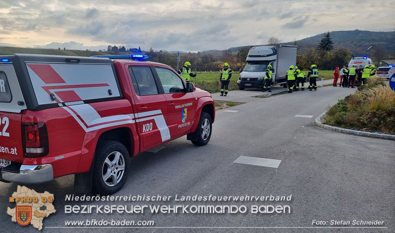 20251108_Transporter prallt gegen Straßenbeleuchtungsmast in Pfaffstätten Foto: Stefan Schneider BFKDO Baden 20251108_Transporter prallt gegen Straßenbeleuchtungsmast in Pfaffstätten Foto: Stefan Schneider BFKDO Baden