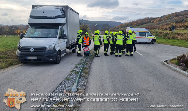 20251108_Transporter prallt gegen Straßenbeleuchtungsmast in Pfaffstätten Foto: Stefan Schneider BFKDO Baden 20251108_Transporter prallt gegen Straßenbeleuchtungsmast in Pfaffstätten Foto: Stefan Schneider BFKDO Baden