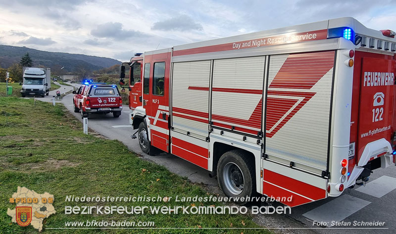 20251108_Transporter prallt gegen Straßenbeleuchtungsmast in Pfaffstätten Foto: Stefan Schneider BFKDO Baden 20251108_Transporter prallt gegen Straßenbeleuchtungsmast in Pfaffstätten Foto: Stefan Schneider BFKDO Baden