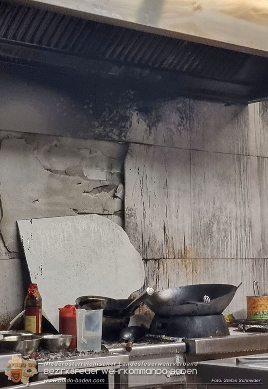 20251108_Küchenbrand in einem Restaurant in Tribuswinkel   Foto: Stefan Schneider BFKDO BADEN