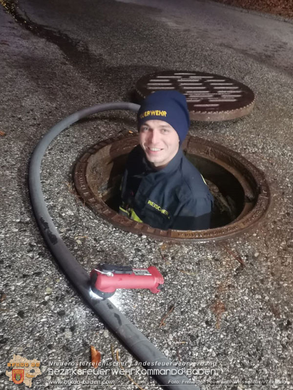 20251114_Umwelteinsatz in Weissenbach - Zähflüssiges Medium aus Regenwasserkanal ausgetreten Foto: FF Weissenbach/Triesting 20251114_Umwelteinsatz in Weissenbach - Zähflüssiges Medium aus Regenwasserkanal ausgetreten Foto: FF Weissenbach/Triesting