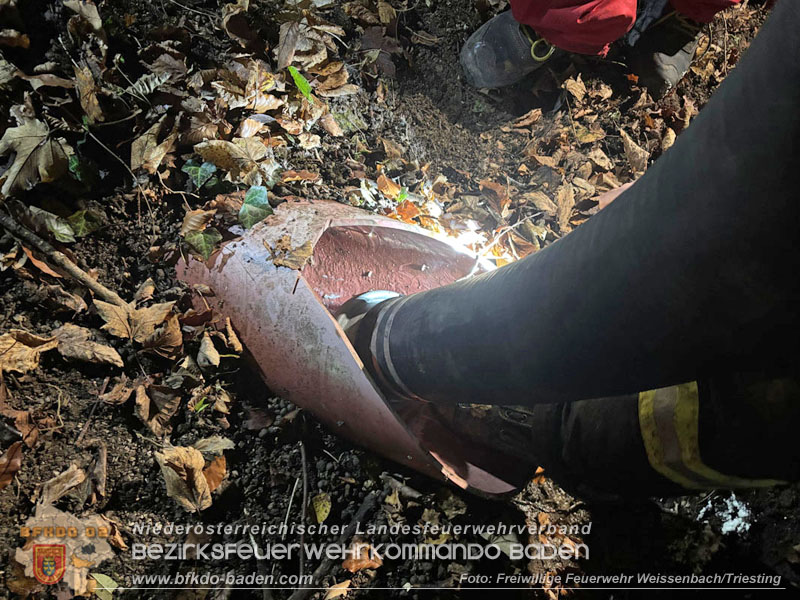 20251114_Umwelteinsatz in Weissenbach - Zähflüssiges Medium aus Regenwasserkanal ausgetreten Foto: FF Weissenbach/Triesting 20251114_Umwelteinsatz in Weissenbach - Zähflüssiges Medium aus Regenwasserkanal ausgetreten Foto: FF Weissenbach/Triesting