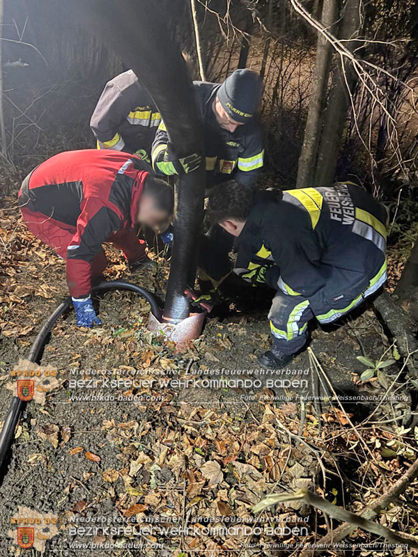 20251114_Umwelteinsatz in Weissenbach - Zähflüssiges Medium aus Regenwasserkanal ausgetreten Foto: FF Weissenbach/Triesting 20251114_Umwelteinsatz in Weissenbach - Zähflüssiges Medium aus Regenwasserkanal ausgetreten Foto: FF Weissenbach/Triesting