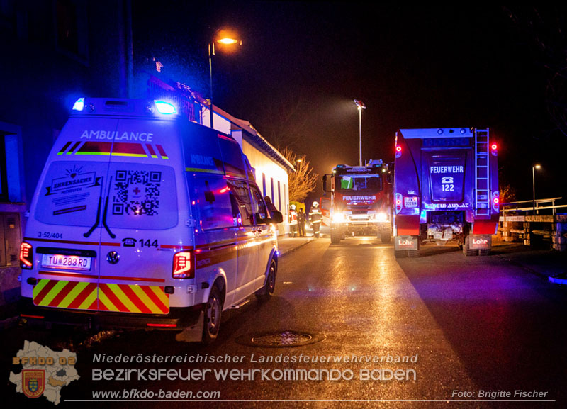 20251116_Brand eines Müllbehälters - Übergreifen auf Gebäude verhindert Foto: Brigitte Fischer FF Neuhaus 20251116_Brand eines Müllbehälters - Übergreifen auf Gebäude verhindert Foto: Brigitte Fischer FF Neuhaus
