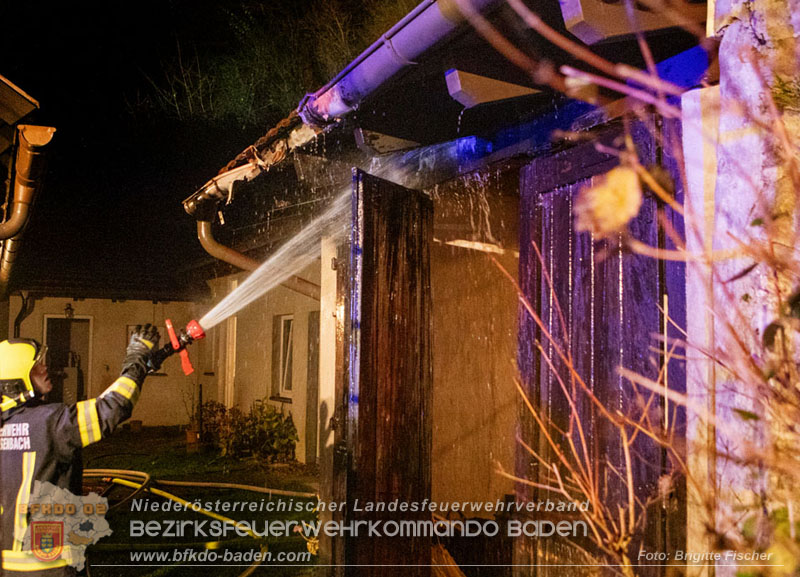 20251116_Brand eines Müllbehälters - Übergreifen auf Gebäude verhindert Foto: Brigitte Fischer FF Neuhaus 20251116_Brand eines Müllbehälters - Übergreifen auf Gebäude verhindert Foto: Brigitte Fischer FF Neuhaus