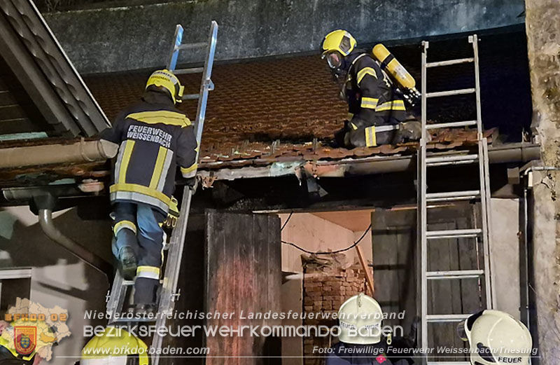 20251116_Brand eines Müllbehälters - Übergreifen auf Gebäude verhindert Foto: FF Weissenbach/Triesting 20251116_Brand eines Müllbehälters - Übergreifen auf Gebäude verhindert Foto: FF Weissenbach/Triesting