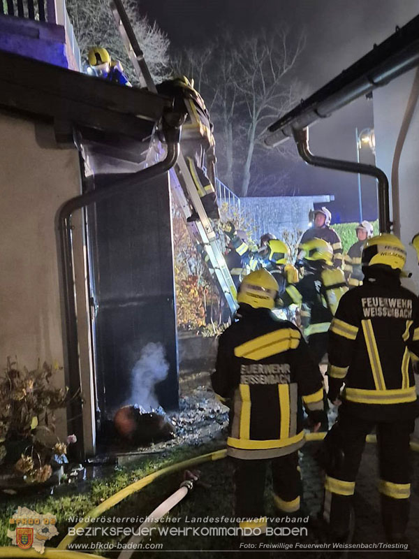 20251116_Brand eines Müllbehälters - Übergreifen auf Gebäude verhindert Foto: FF Weissenbach/Triesting 20251116_Brand eines Müllbehälters - Übergreifen auf Gebäude verhindert Foto: FF Weissenbach/Triesting