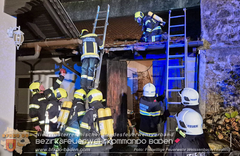 20251116_Brand eines Müllbehälters - Übergreifen auf Gebäude verhindert Foto: FF Weissenbach/Triesting 20251116_Brand eines Müllbehälters - Übergreifen auf Gebäude verhindert Foto: FF Weissenbach/Triesting