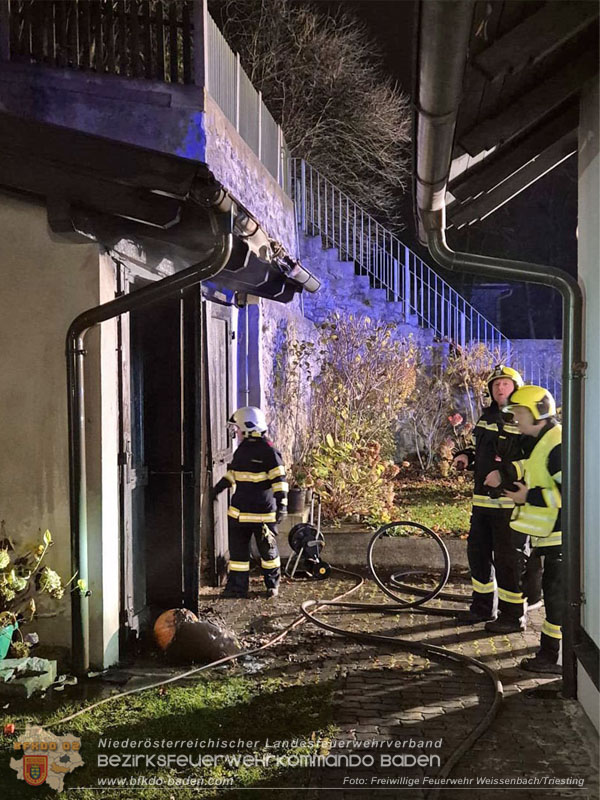 20251116_Brand eines Müllbehälters - Übergreifen auf Gebäude verhindert Foto: FF Weissenbach/Triesting 20251116_Brand eines Müllbehälters - Übergreifen auf Gebäude verhindert Foto: FF Weissenbach/Triesting