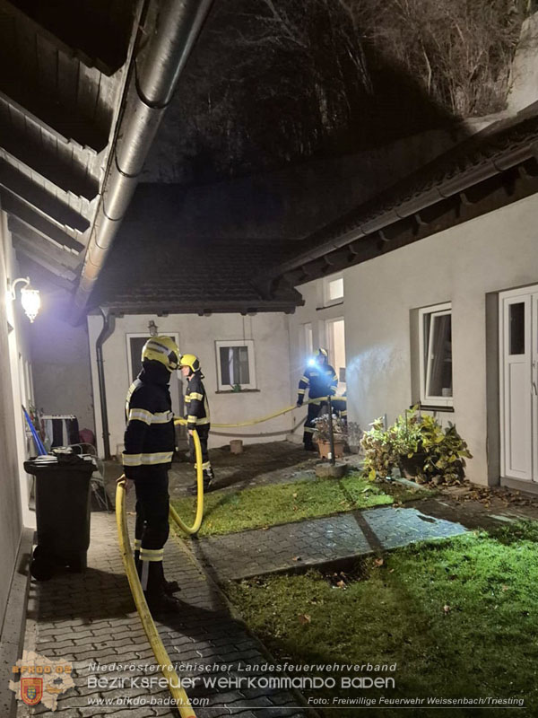 20251116_Brand eines Müllbehälters - Übergreifen auf Gebäude verhindert Foto: FF Weissenbach/Triesting 20251116_Brand eines Müllbehälters - Übergreifen auf Gebäude verhindert Foto: FF Weissenbach/Triesting
