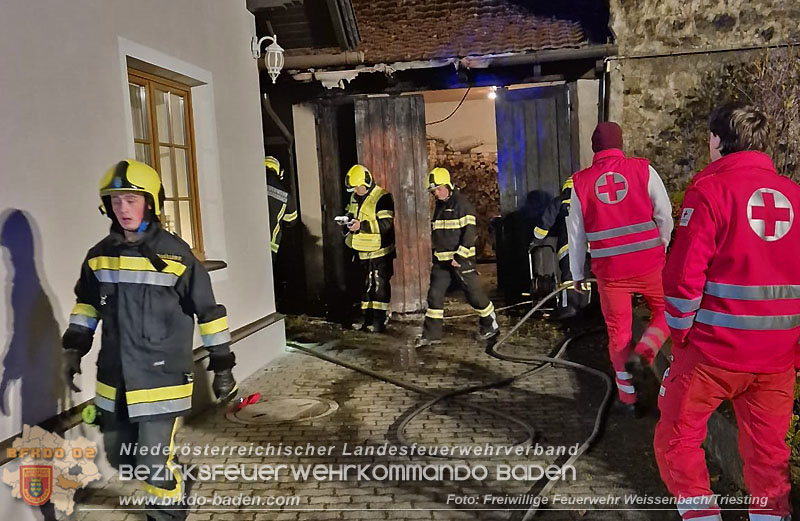 20251116_Brand eines Müllbehälters - Übergreifen auf Gebäude verhindert Foto: FF Weissenbach/Triesting 20251116_Brand eines Müllbehälters - Übergreifen auf Gebäude verhindert Foto: FF Weissenbach/Triesting