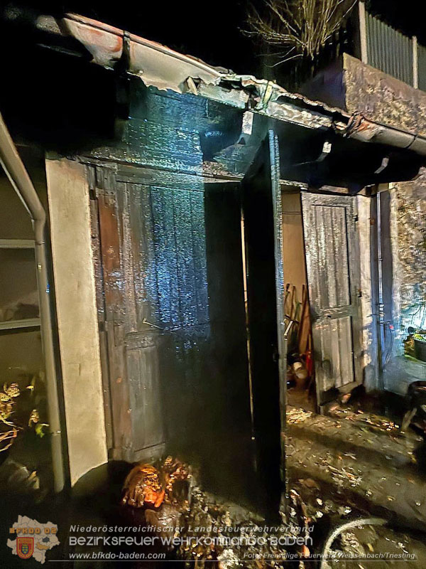 20251116_Brand eines Müllbehälters - Übergreifen auf Gebäude verhindert Foto: FF Weissenbach/Triesting 20251116_Brand eines Müllbehälters - Übergreifen auf Gebäude verhindert Foto: FF Weissenbach/Triesting