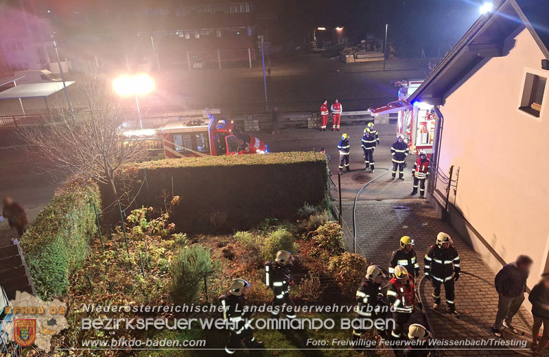 20251116_Brand eines Müllbehälters - Übergreifen auf Gebäude verhindert Foto: FF Weissenbach/Triesting 20251116_Brand eines Müllbehälters - Übergreifen auf Gebäude verhindert Foto: FF Weissenbach/Triesting