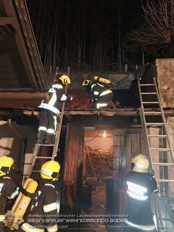 20251116_Brand eines Müllbehälters - Übergreifen auf Gebäude verhindert Foto: FF Weissenbach/Triesting 20251116_Brand eines Müllbehälters - Übergreifen auf Gebäude verhindert Foto: FF Weissenbach/Triesting