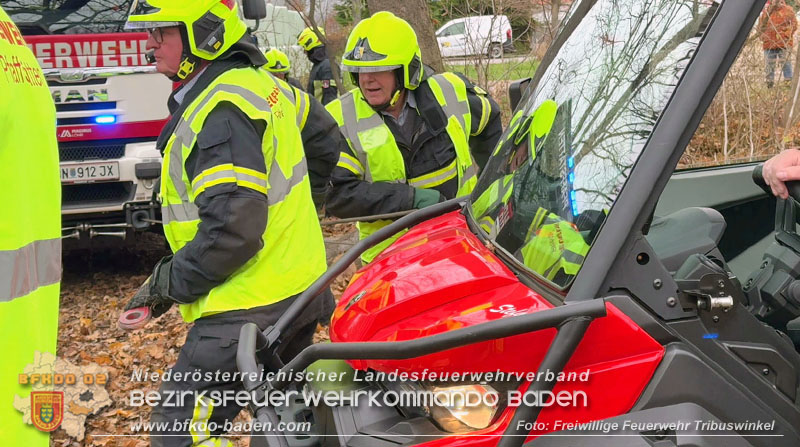 20251127_Person in Tribuswinkel unter Baum eingeklemmt - Feuerwehr kann Mann retten   Foto: Thomas Rsach FF Tribuswinkel