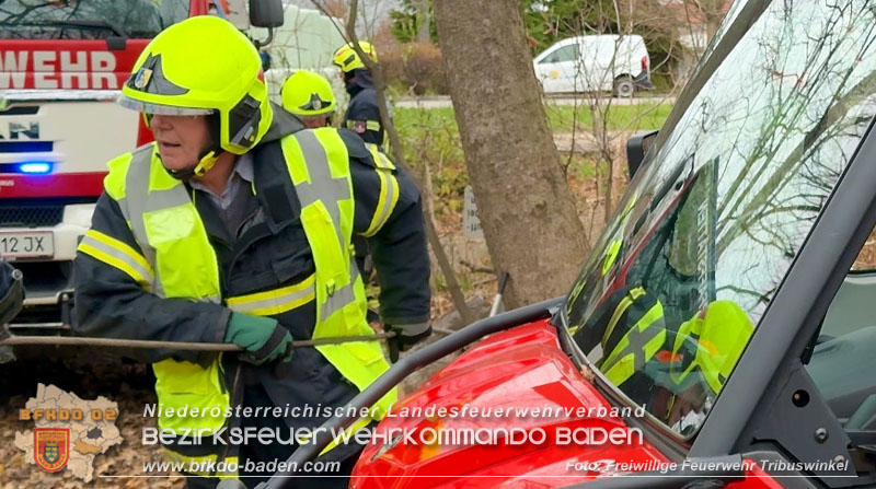20251127_Person in Tribuswinkel unter Baum eingeklemmt - Feuerwehr kann Mann retten   Foto: Thomas Rsach FF Tribuswinkel