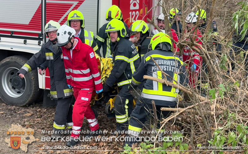 20251127_Person in Tribuswinkel unter Baum eingeklemmt - Feuerwehr kann Mann retten   Foto: Stefan Schneider BFKDO BADEN