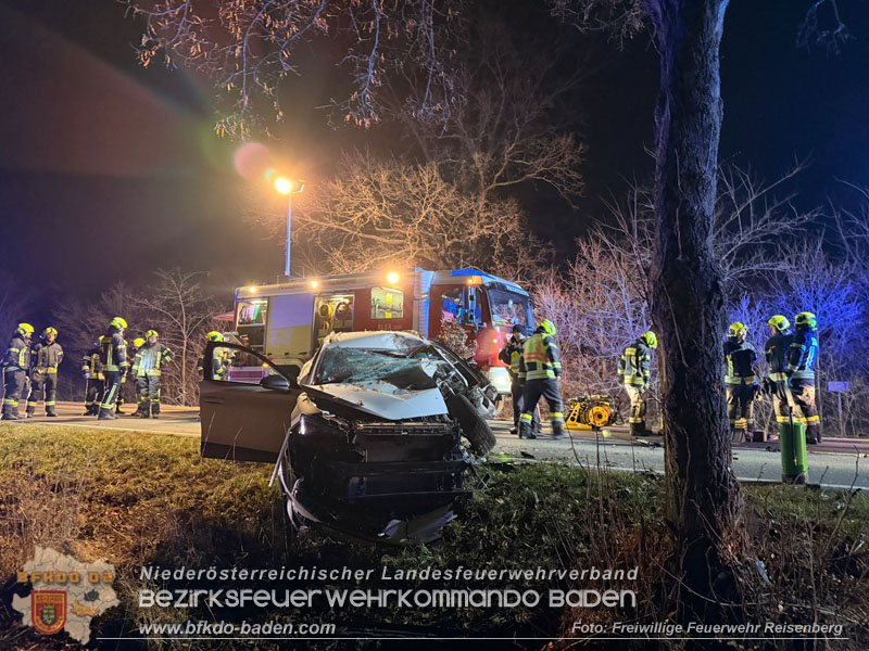 20251130_Pkw prallt auf der B60 gegen Baum Foto: FF Reisenberg 20251130_Pkw prallt auf der B60 gegen Baum Foto: FF Reisenberg