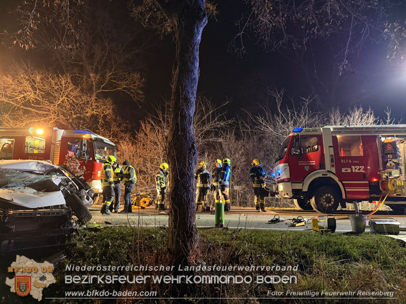 20251130_Pkw prallt auf der B60 gegen Baum  Foto: FF Reisenberg