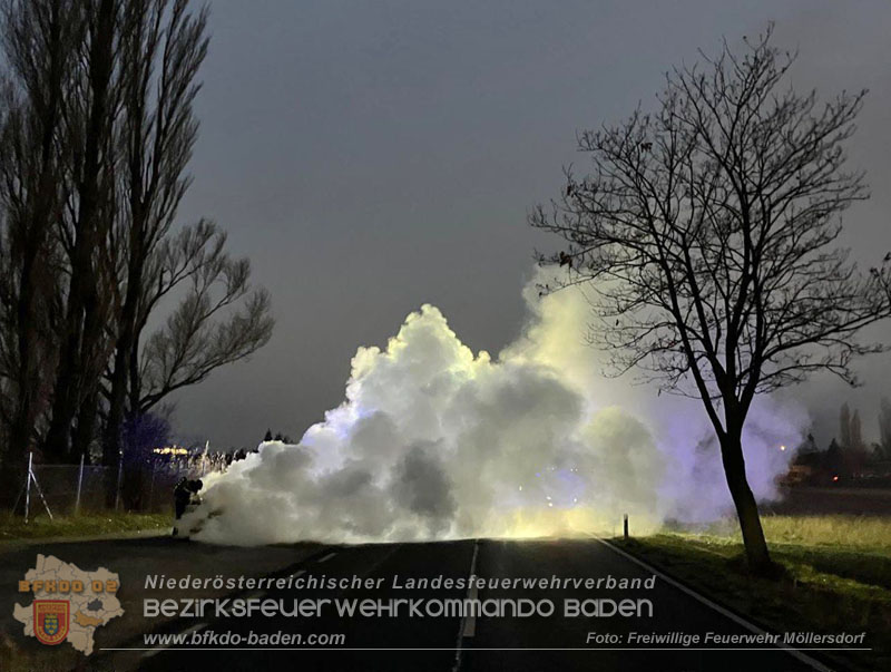 20251202_Fahrzeugbrand auf der B212 Traiskirchen Möllersdorf Richtung Badnerspitz  Foto: FF Möllersdorf