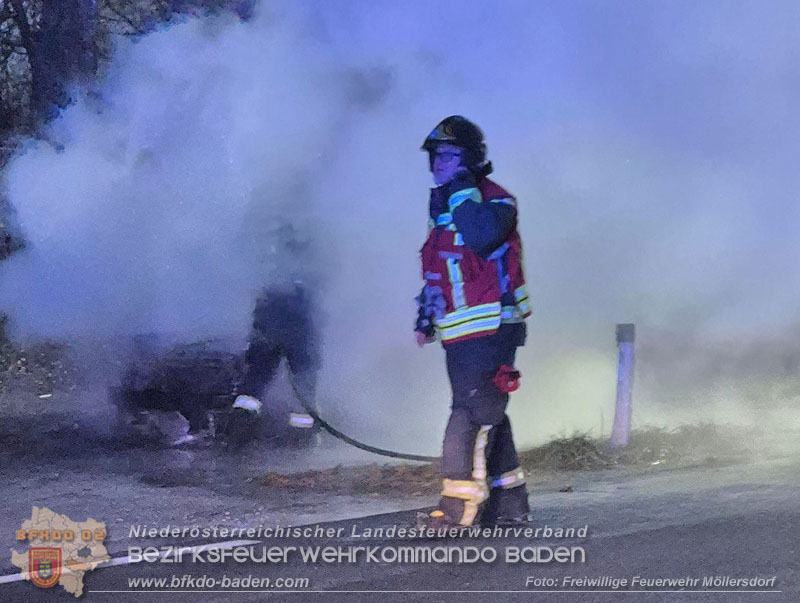 20251202_Fahrzeugbrand auf der B212 Traiskirchen Möllersdorf Richtung Badnerspitz  Foto: FF Möllersdorf