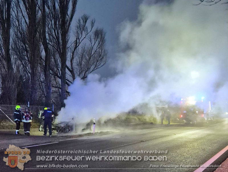 20251202_Fahrzeugbrand auf der B212 Traiskirchen Möllersdorf Richtung Badnerspitz  Foto: FF Möllersdorf