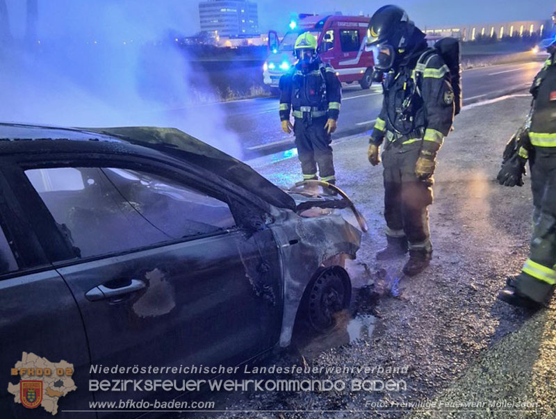 20251202_Fahrzeugbrand auf der B212 Traiskirchen Möllersdorf Richtung Badnerspitz  Foto: FF Möllersdorf