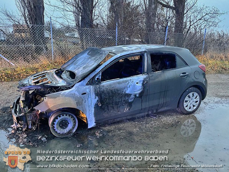 20251202_Fahrzeugbrand auf der B212 Traiskirchen Möllersdorf Richtung Badnerspitz  Foto: FF Möllersdorf