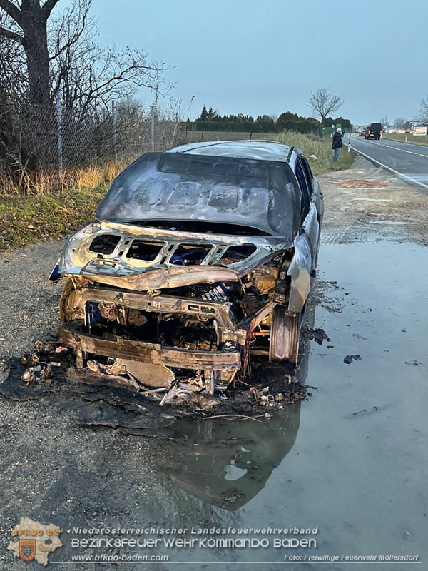 20251202_Fahrzeugbrand auf der B212 Traiskirchen Möllersdorf Richtung Badnerspitz  Foto: FF Möllersdorf