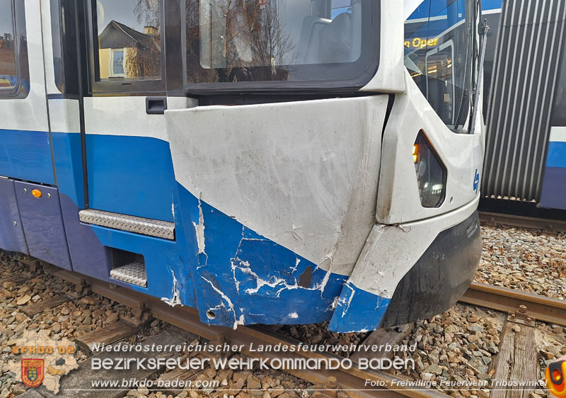 20251203_Pkw prallt auf Bahnübergang in Tribuswinkel gegen WLB-Badner Bahn  Foto: Freiwillige Feuerwehr Tribuswinkel