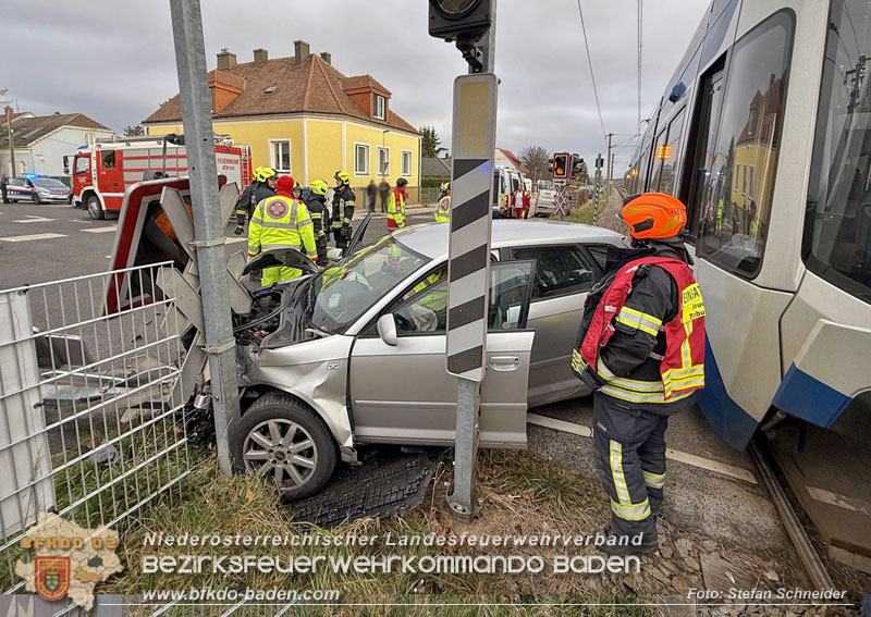 20251203_Pkw prallt auf Bahnübergang in Tribuswinkel gegen WLB-Badner Bahn  Foto: Stefan Schneider BFK BADEN