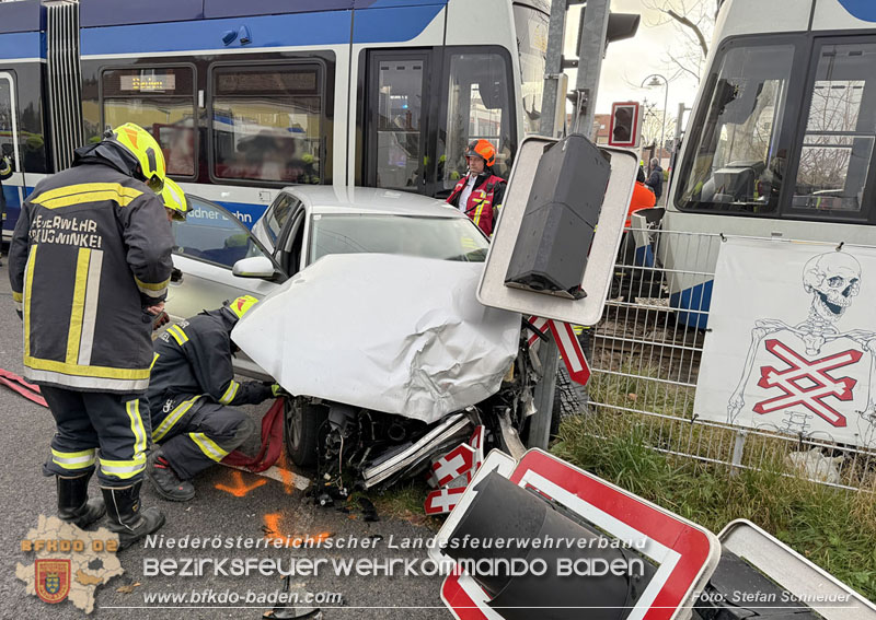 20251203_Pkw prallt auf Bahnübergang in Tribuswinkel gegen WLB-Badner Bahn  Foto: Stefan Schneider BFK BADEN