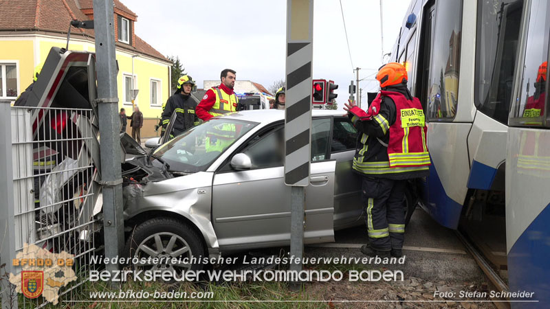 20251203_Pkw prallt auf Bahnübergang in Tribuswinkel gegen WLB-Badner Bahn  Foto: Stefan Schneider BFK BADEN