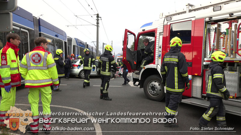 20251203_Pkw prallt auf Bahnübergang in Tribuswinkel gegen WLB-Badner Bahn  Foto: Stefan Schneider BFK BADEN