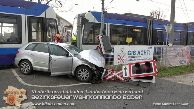 20251203_Pkw prallt auf Bahnübergang in Tribuswinkel gegen WLB-Badner Bahn  Foto: Stefan Schneider BFK BADEN