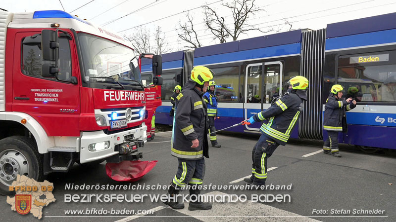 20251203_Pkw prallt auf Bahnübergang in Tribuswinkel gegen WLB-Badner Bahn  Foto: Stefan Schneider BFK BADEN
