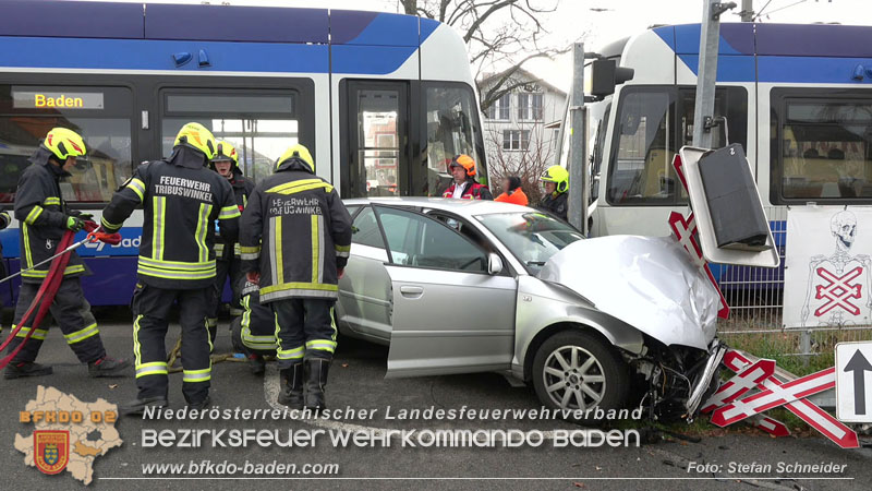 20251203_Pkw prallt auf Bahnübergang in Tribuswinkel gegen WLB-Badner Bahn  Foto: Stefan Schneider BFK BADEN