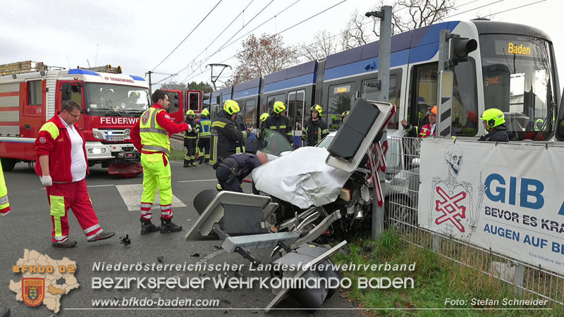 20251203_Pkw prallt auf Bahnübergang in Tribuswinkel gegen WLB-Badner Bahn  Foto: Stefan Schneider BFK BADEN