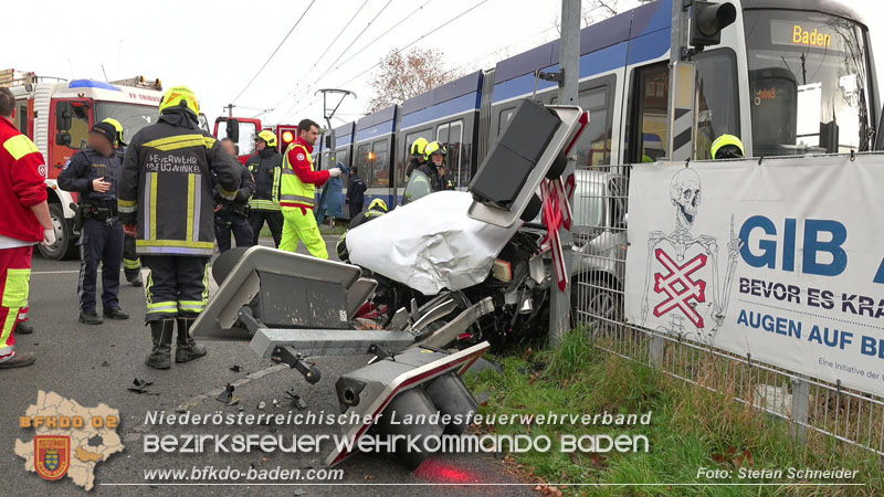 20251203_Pkw prallt auf Bahnübergang in Tribuswinkel gegen WLB-Badner Bahn  Foto: Stefan Schneider BFK BADEN